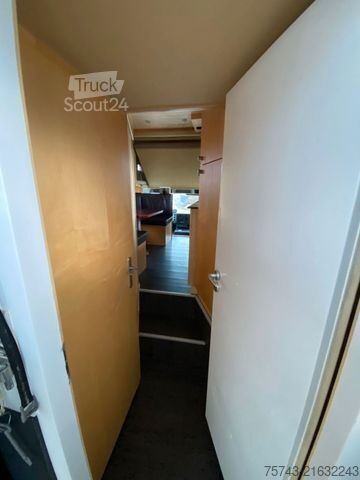 Samochód do przewozu bydła MAN 12 220 5 Pferde Wohnung