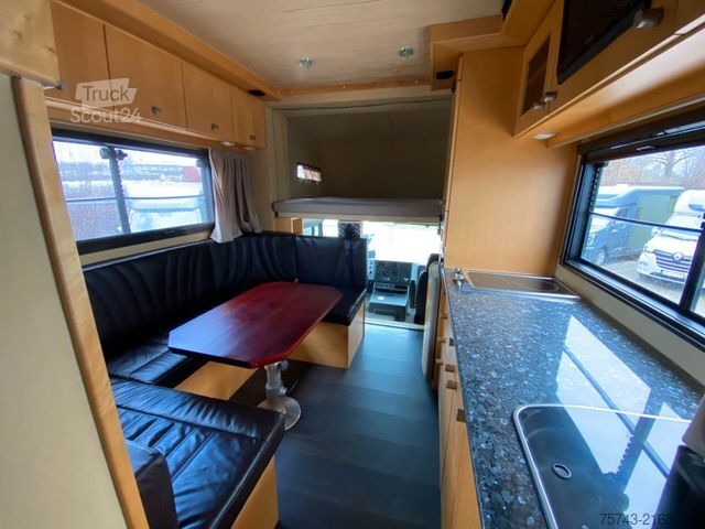 Samochód do przewozu bydła MAN 12 220 5 Pferde Wohnung