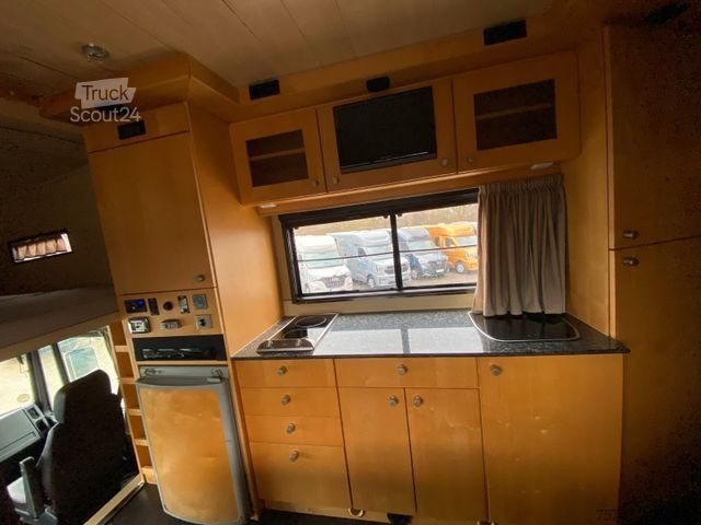 Samochód do przewozu bydła MAN 12 220 5 Pferde Wohnung