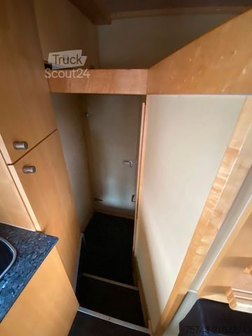 Samochód do przewozu bydła MAN 12 220 5 Pferde Wohnung