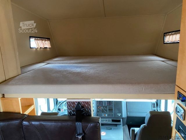 Samochód do przewozu bydła MAN 12 220 5 Pferde Wohnung