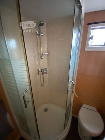 Samochód do przewozu bydła MAN 12 220 5 Pferde Wohnung