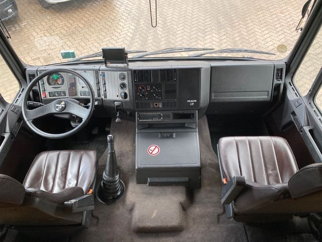 Samochód do przewozu bydła MAN 12 220 5 Pferde Wohnung