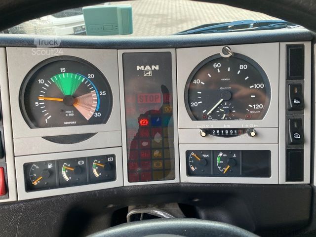 Samochód do przewozu bydła MAN 12 220 5 Pferde Wohnung