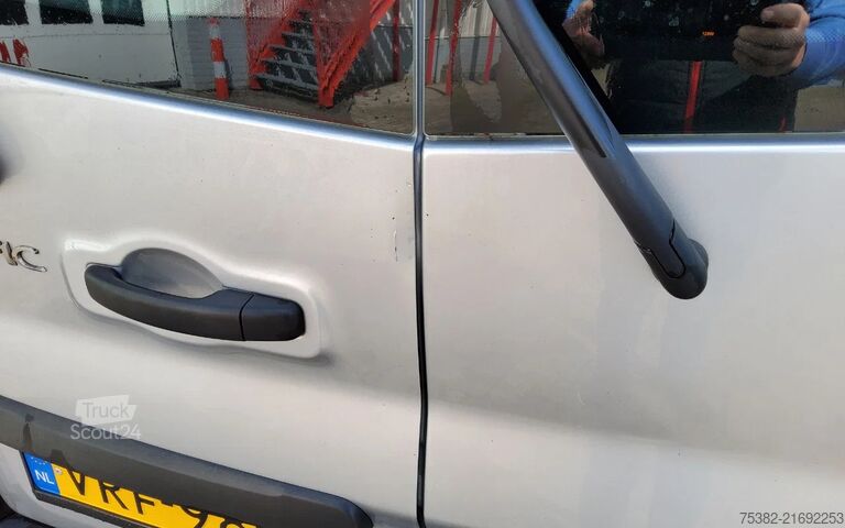Furgoneta de reparto doble cabina Renault Trafic 150.30 L2H1 - VRF-98-N - DUBBELE CABINE ...