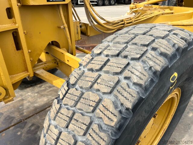 Road grader Caterpillar 140H