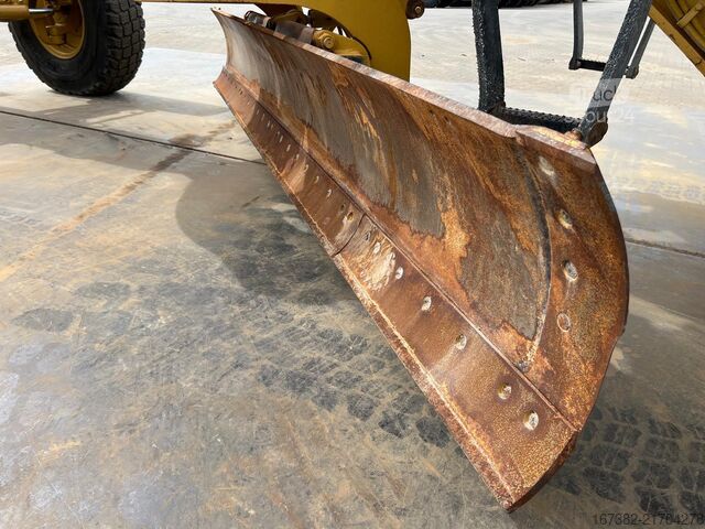 Road grader Caterpillar 140H