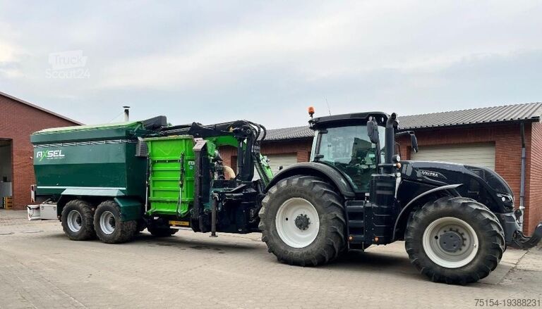 Traktor Valtra S394 mit Hacker Axsel AX9045