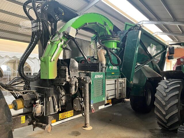 Traktor Valtra S394 mit Hacker Axsel AX9045