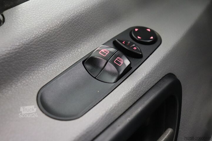 Фургон с ящиками Volkswagen Crafter 2.0 TDI 136PK L2H2 - Airco - Cruise - C...