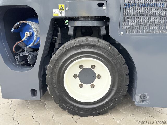 чотири-напрямний навантажувач Combilift CB4000 TRIPLEX 5200 FREE-LIFT POSITIONER
