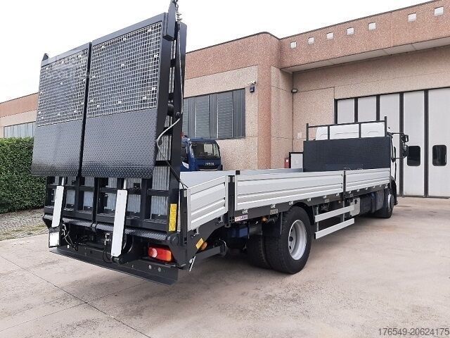 PLATAFORMA COM RAMPAS Renault D 180 Q.li - 280 Cv