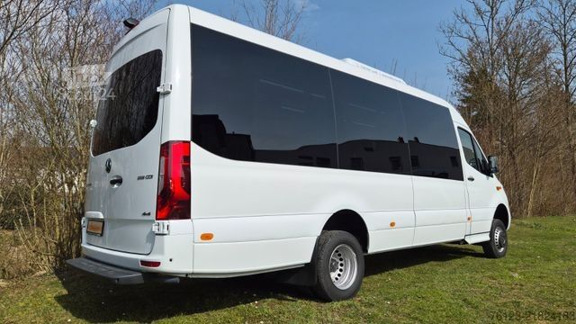 Microbuz MERCEDES-BENZ 519  Allrad 4 x 4 Lagerfahrzeug Stock 20 Sitzer