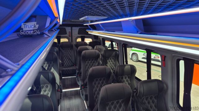 Microbuz MERCEDES-BENZ 519  Allrad 4 x 4 Lagerfahrzeug Stock 20 Sitzer