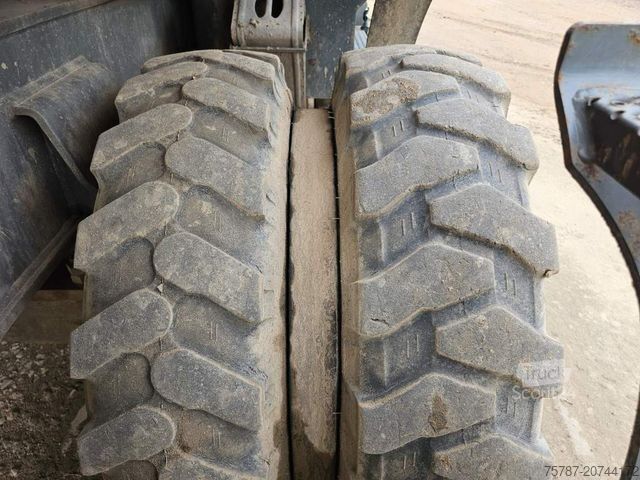 Riteņu ekskavators LIEBHERR A 904-2 C Litronic mit fahrbarer Kabine, Klima