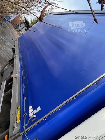 Samochód ciężarowy 7,5 t z plandeką / windą załadunkową Iveco 70C18