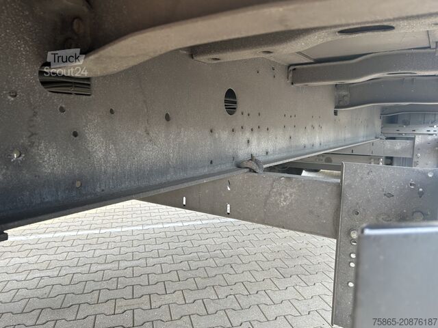 Box body Schmitz Cargobull SCB S3B / Box / Loadlift / 2x Liftas / APK 03-27