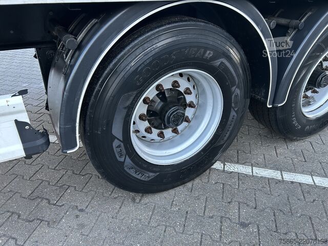 Kufr Kässbohrer Maxima XJ2 / Box / Laadklep 2500 kg / Liftas