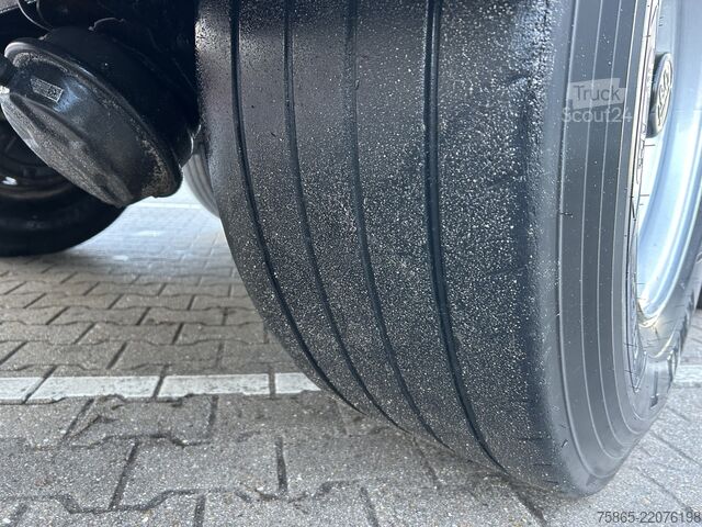 Kufr Kässbohrer Maxima XJ2 / Box / Laadklep 2500 kg / Liftas