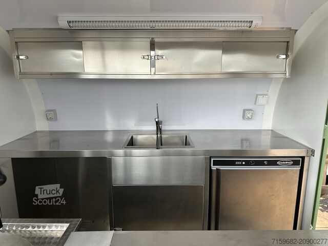 Prikolica za hranu sa opremom za čurose  