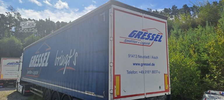 öppen semitrailer med kapell Schwarzmüller 