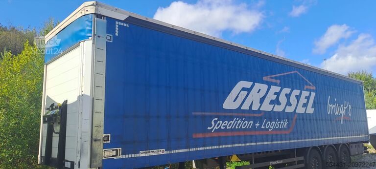 öppen semitrailer med kapell Schwarzmüller 