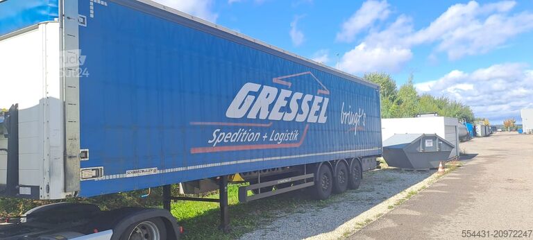 öppen semitrailer med kapell Schwarzmüller 