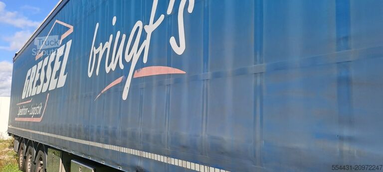 öppen semitrailer med kapell Schwarzmüller 