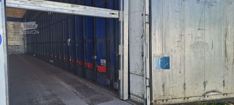 öppen semitrailer med kapell Schwarzmüller 