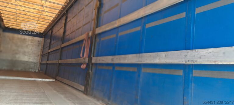 öppen semitrailer med kapell Schwarzmüller 