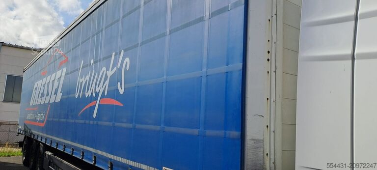 öppen semitrailer med kapell Schwarzmüller 