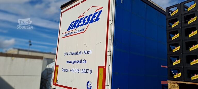 öppen semitrailer med kapell Schwarzmüller 
