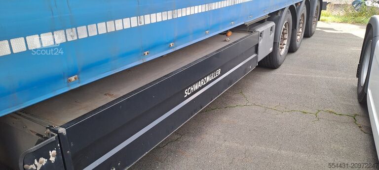 öppen semitrailer med kapell Schwarzmüller 