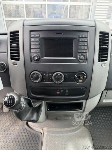 Slēgtais furgons VW Crafter Hochdach/ Regalausbau/ Kamera/ Klima Hochdach / Regalausbau / Rückfahrkamera