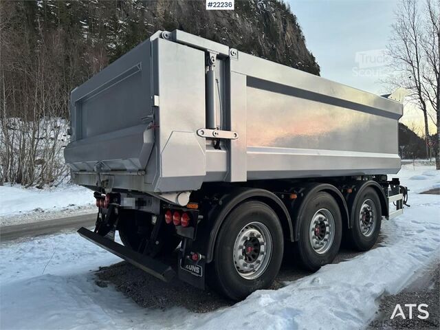   Ovox triple-axle trailer
