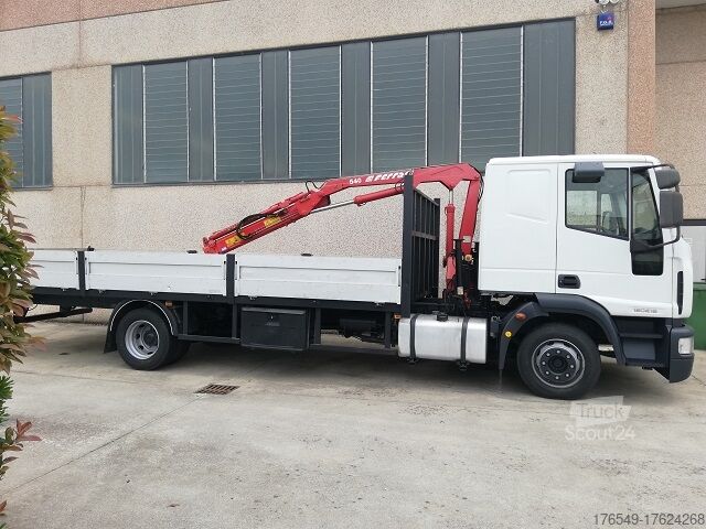 Teherautó daruval és fix ággyal Iveco 120E18