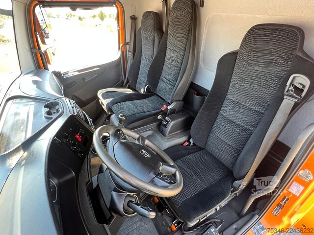 Персонализиран ван MERCEDES-BENZ Atego 821 L Pritsche6,10m/3 Sitze/Nur 70 tkm/Top