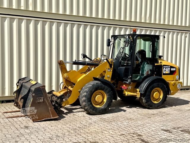 Pala gommata CATERPILLAR 906M / 2017 BJ / Schaufel + Gabel