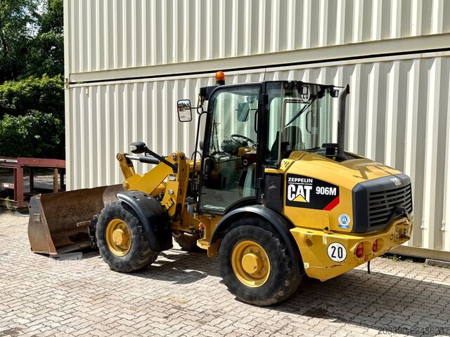 Pala gommata CATERPILLAR 906M / 2017 BJ / Schaufel + Gabel