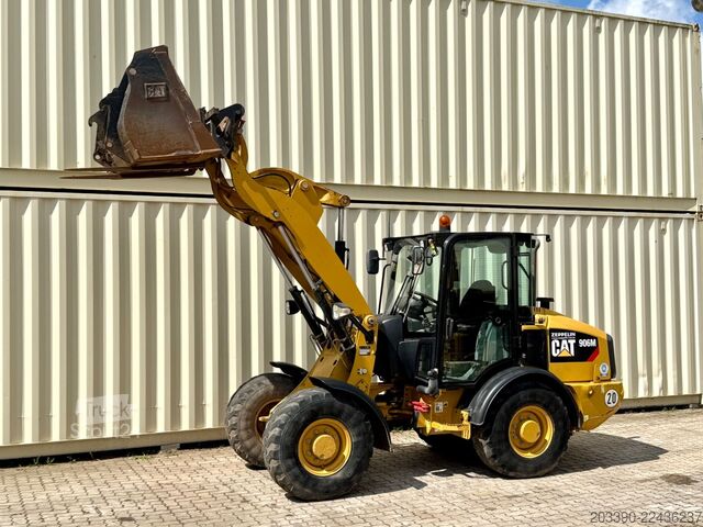 Pala gommata CATERPILLAR 906M / 2017 BJ / Schaufel + Gabel