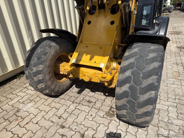 Pala gommata CATERPILLAR 906M / 2017 BJ / Schaufel + Gabel
