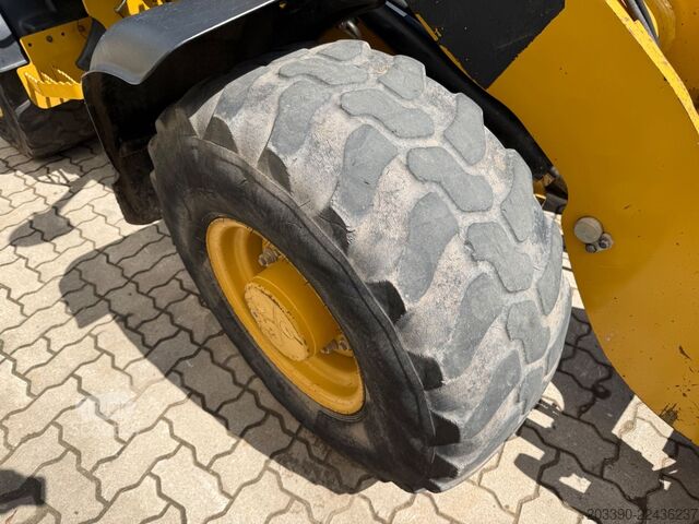 Pala gommata CATERPILLAR 906M / 2017 BJ / Schaufel + Gabel
