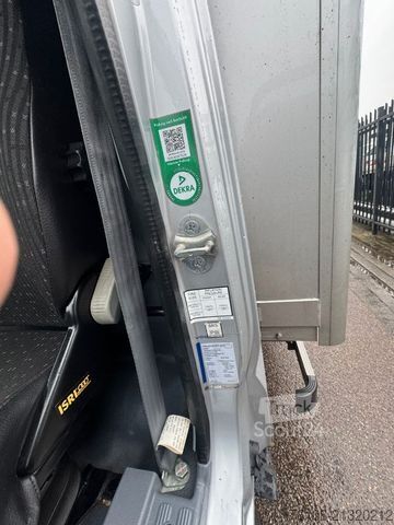 Transporter mit Koffer FUSO Canter 7C18 Koffer mit Ladebordwand *Klima*