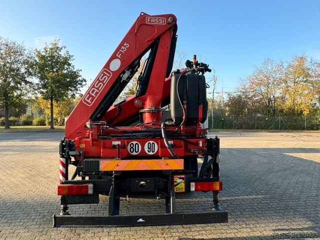 Grua montada em camião IVECO Trakker AD 260 Fassi F135a