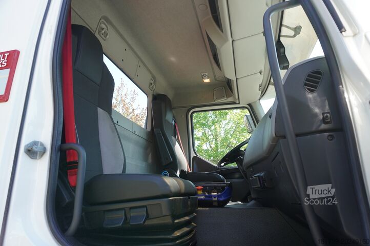 Plokščia platforma sunkvežimis su kranu Renault C280 DTI 8 / FASSI crane 5.6T / range 8m