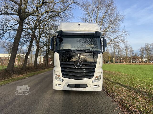 Camping-car Mercedes Actros STX, avec garage à voiture Mercedes Actros STX Motorhome Mercedes Actros, met auto ...