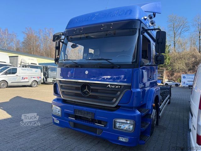 Nákladné vozidlo s výmennou nadstavbou MERCEDES-BENZ 1833 Axor, 7 Sitzplätze, 1. Hand, erst 228 Tkm