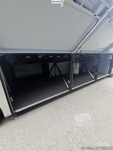 Setra S516HD-linja-auto – 49 + 1 + 1 istuinta – 313 000 km Setra S516HD Coach – 49 + 1 + 1 seats – 313,000 km