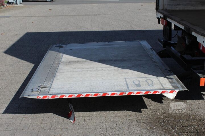 Dodávka s plachtovou bočnicou Daf LF 210 Pritscheplane Bordwände ACC AHK 148 Tkm