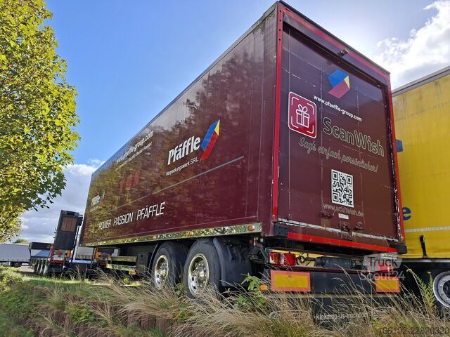 štandardný ťahač Freightliner Coronado